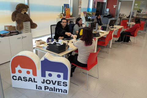 Persones rebent informació o assessorament en un espai d'atenció.