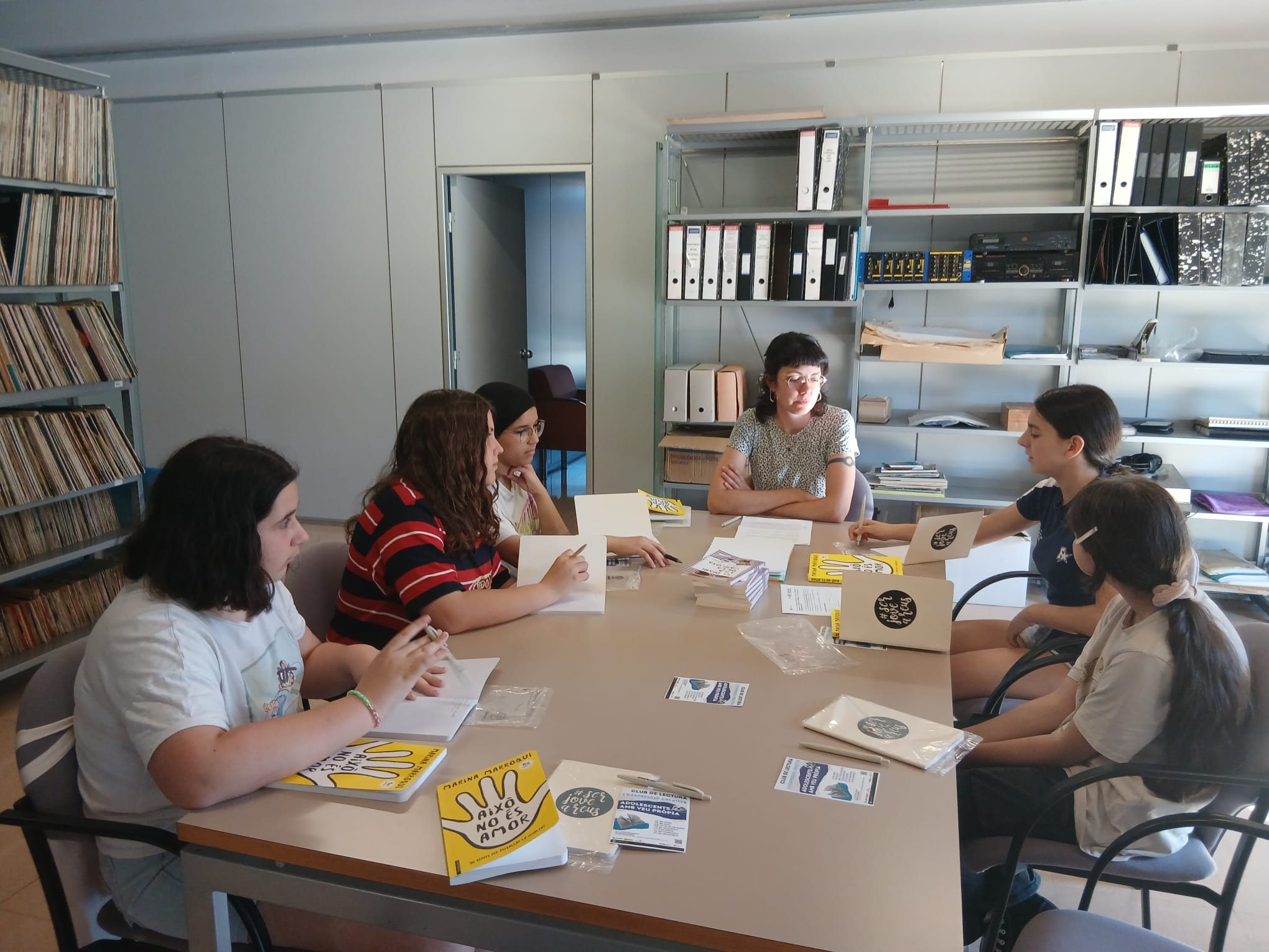 Primera sessió del club de lectura “Adolescents amb veu pròpia”